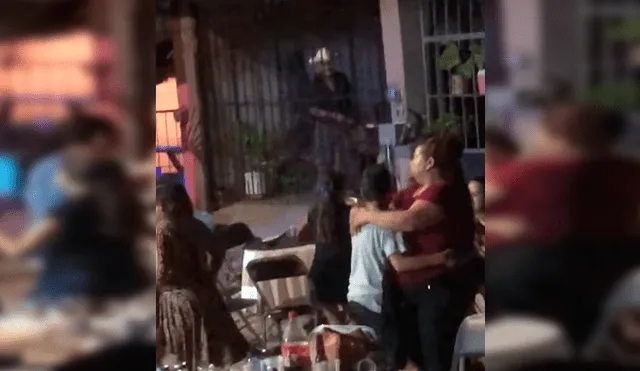 Hombre se robó el show de la celebración tras ser rechazado en fiesta de sus vecinos.