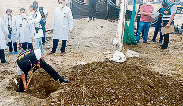 Descubren los cuerpos de una mujer y su hija enterrados en lote descampado