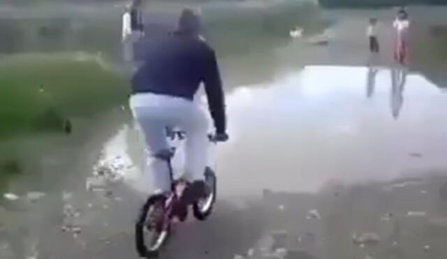 YouTube: Quiso impresionar a su hijo con bicicleta en el charco, pero fue la burla de todos
