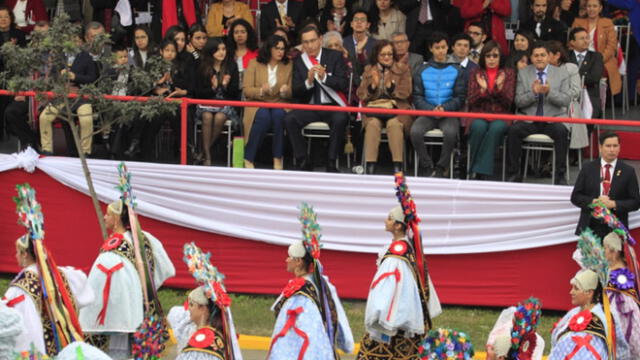 Familias enteras disfrutaron del variado y colorido cronograma del Desfile Militar. (Foto: La República)