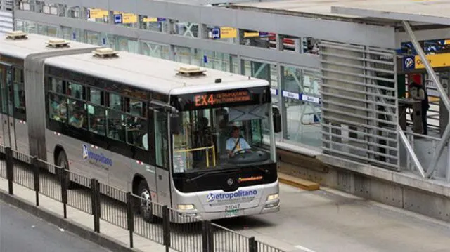 Metropolitano: bus quedó varado por falla mecánica en estación Tomás Valle