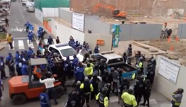 Agentes de serenazgos de Lima y San Miguel se enfrentan en la vía pública