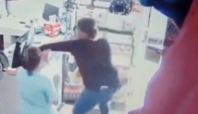 La mujer comienza lanzando objetos del mostrador, hasta que inicia los golpes contra el personal. (Foto: captura)