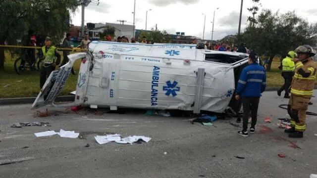 La ambulancia se volcó luego de chocar con un bus de turismo que le cerró el pasó. Foto: referencial