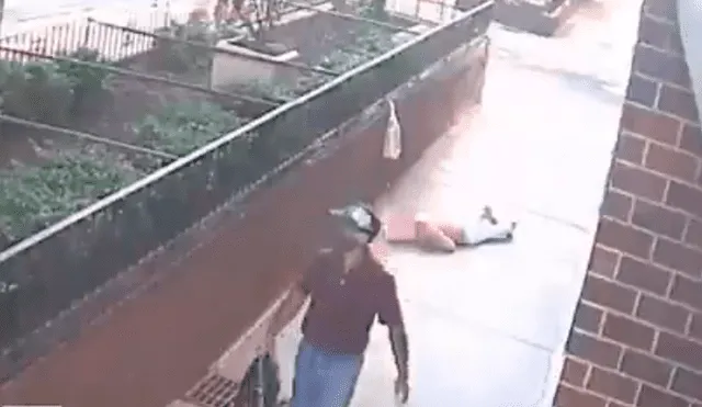 Delincuente estrangula y asalta a una mujer de la tercera edad a plena luz del día y se marcha caminando. Foto: Captura / Departamento de Policía de Nueva York