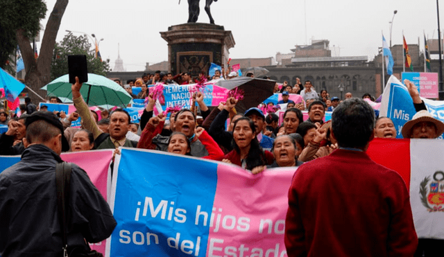 'Con mis hijos no te metas': Colectivo protestó en zona restringida del Congreso [VIDEOS]