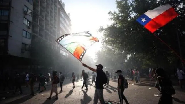La ciudadanía chilena continúa protestando en varias calles de la capital.