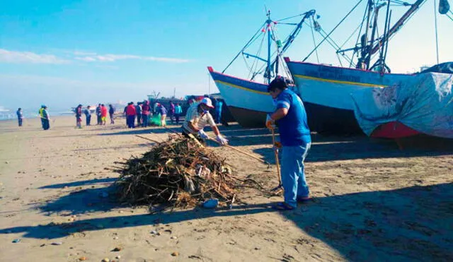 Pescadores limpian las playas del litoral de la región Lambayeque