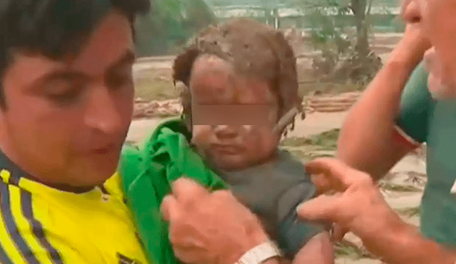 Rescatan a bebé que estuvo más de ocho horas atrapado en el lodo ante ausencia de autoridades [VIDEO]