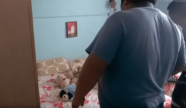 Hombre revisa cuarto de su hija y saca una peligrosa criatura escondida en su cama [VIDEO] 