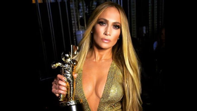 Jennifer Lopez luce sensual en el gym, pero comete error y fans le dicen de todo