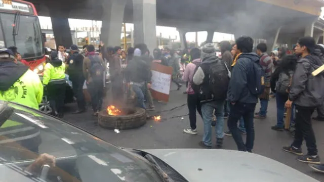 Alumnos bloquearon avenidas Venezuela y Universitaria para hacer notar su disconformidad con la propuesta del rector de ceder terreno para by-pass. (Foto: Difusión)