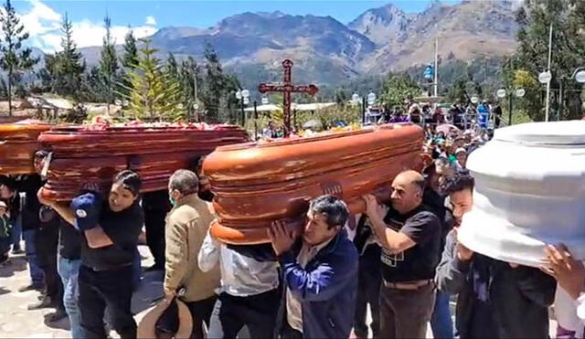 Sepelio familiares muertos en accidente en Cusco