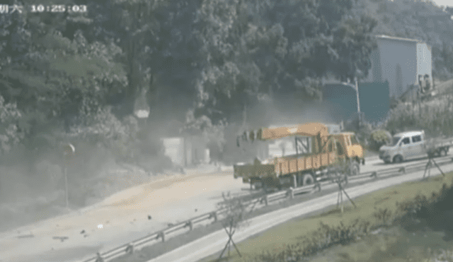 YouTube: grúa golpea a ciclista y luego choca con camión mezclador [VIDEO]