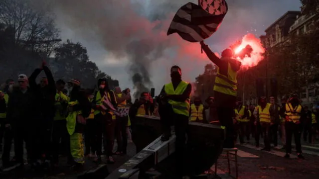 Francia: el conmovedor gesto de paz de la policía con los ‘chalecos amarillos’