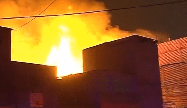 Incendio consumió depósito de madera en La Victoria [VIDEO]