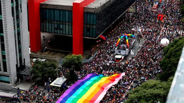 Marcha del Orgullo LGBT en Sao Paulo cargó un mensaje político. Foto: Efe.