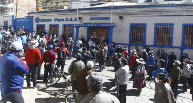 Dos gerentes de Electro Puno renunciaron tras protestas de usuarios.
