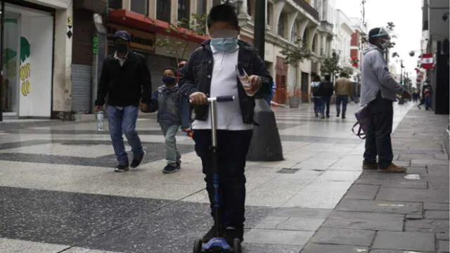 Menores pasearon entre la muchedumbre del Centro de Lima. (Foto: Marco Cotrina / La República)