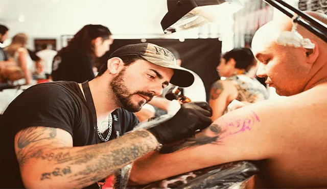 Artista recurre a tatuajes para cubrir heridas de víctimas de violencia de género 