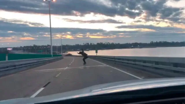 Arrestan a pareja por montar una patineta en medio de una avenida [VIDEO]