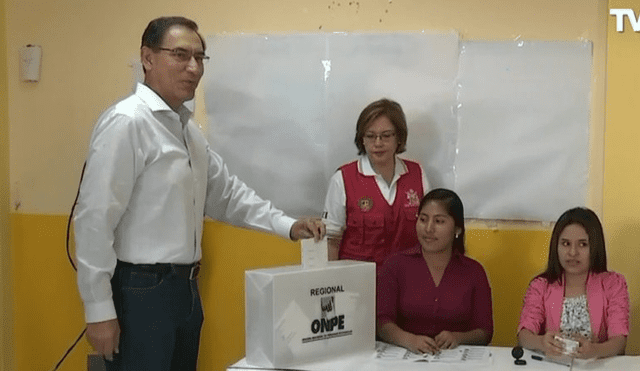 Martín Vizcarra ejerció su voto en colegio de Moquegua [VIDEO]