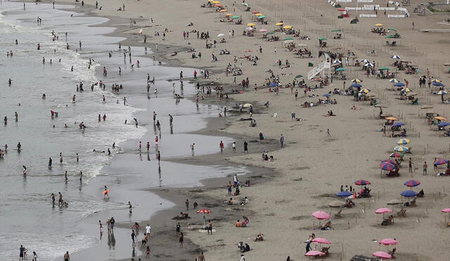 Así disfrutaron su día de playa los ciudadanos de Lima en playa Agua Dulce. Foto: Gerardo Marín / La República