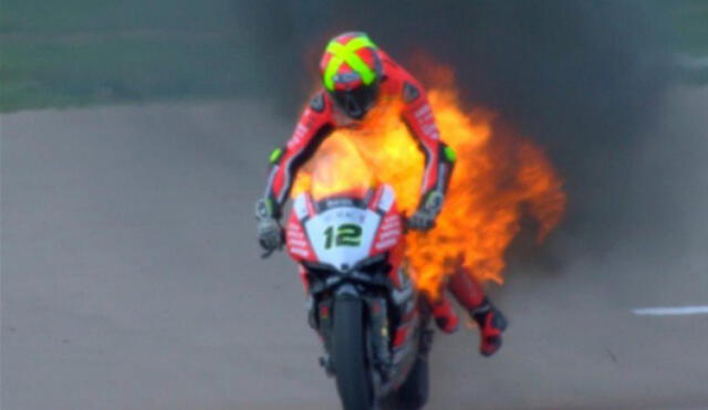 El piloto Xavi Forés sufre quemaduras al incendiarse su moto [VIDEO]