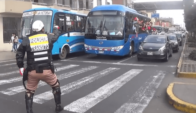 En Facebook, un policía ordena el tránsito con la música de la selección peruana [VIDEO]