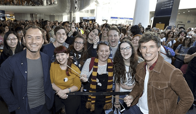 Actores de Animales Fantásticos celebran el día del regreso a Hogwarts [FOTOS]