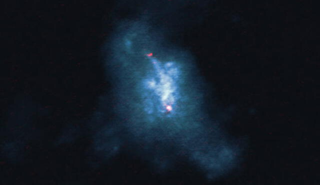 NGC 6240, formada por dos galaxias cuyos agujeros negros supermasivos (puntos rojos) están atrapados en la colisión. Crédito: ALMA.