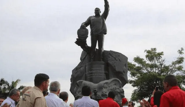 Encarcelan a tres personas por daños a estatua de Chávez donada por Putin