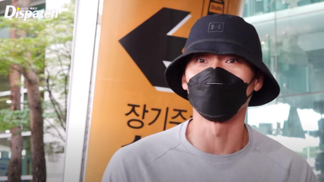 Desliza para ver más fotos de Hyun Bin, actor de Crash landin on you a su llegada al aeropuerto en Corea del Sur. Créditos: Dispatch