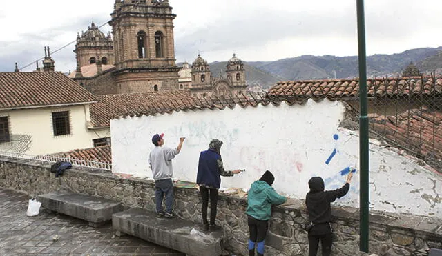 Turistas limpiaron grafitis del Centro Histórico de Cusco