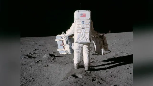 Buzz Aldrin recorre suelo lunar llevando paquetes de experimentos científicos. Foto: NASA.