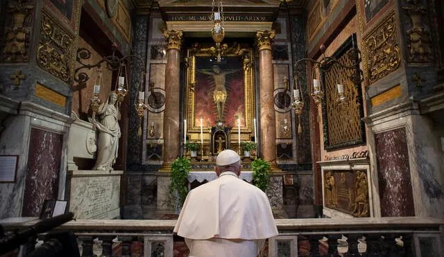 El papa Francisco acudió a una iglesia del centro de Roma para rezar ante pandemia. Foto: AFP.