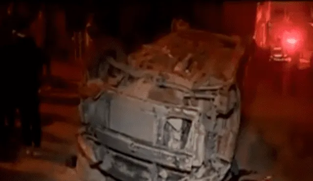 VMT: Vecinos de Ticlio Chico destrozaron auto usado por ladrones [VIDEO]