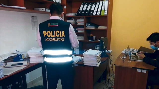 INTERVIENEN. Fiscales y Policía Anticorrupción en municipio.