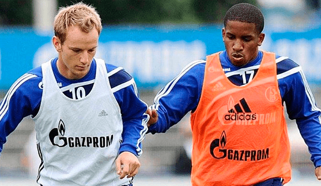 Jefferson Farfán e Ivan Rakitić fueron compañeros en el Schalke 04 de Alemania. (Foto: AFP)