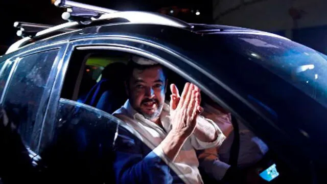 Roberto Marrero, mano derecha del opositor Juan Guaidó, despidiéndose de la cárcel El Helicoide. Foto: AFP.