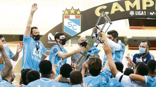 la copa. Roberto Mosquera y Claudio Bustamante levantan el trofeo de campeón con Sporting Cristal, el 2019 lo hicieron con el Deportivo Binacional.