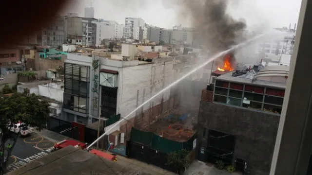 Bomberos controlan incendio en conocida discoteca de Miraflores 