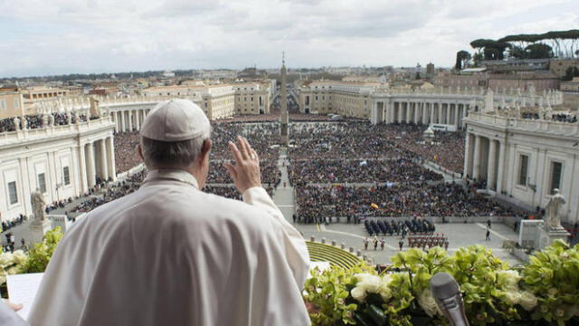 Normalmente, el papa Francisco realizaba el  ‘Urbi et Orbi’ frente a una multitud de fieles en la plaza San Pedro.