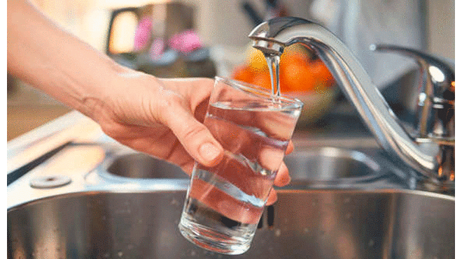 Beber agua de caño aumenta riesgo de cáncer, según estudio científico