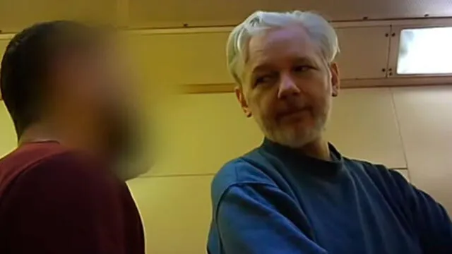 Así luce Assange en prisión: imágenes grabadas por compañero de celda [VIDEO]