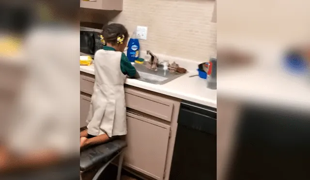 Mujer dejó sola a su hija mientras se duchaba y se llevó tremenda sorpresa cuando entró a la cocina y vio lo que estaba haciendo