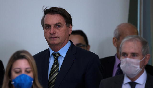 AME7305. BRASILIA (BRASIL), 23/03/2020.- El Presidente de Brasil Jair Bolsonaro durante una reunión con los gobernadores para definir estrategias para combatir el Covid-19, este lunes, en la ciudad de Brasilia (Brasil). Brasil alcanzó este lunes los 1.891 contagios confirmados por coronavirus y suma 34 fallecidos, nueve más que el domingo, según el último balance divulgado por el Ministerio de Salud. El número de casos confirmados ha saltado un 22,3 % en las últimas 24 horas en el país suramericano, que registra al menos un infectado con COVID-19 en cada uno de sus 27 estados. Sao Paulo, el estado más rico y poblado de Brasil, con unos 46 millones de habitantes, casi la población de Colombia, es el más golpeado por la pandemia al contabilizar 745 de los casos y treinta de los óbitos. EFE/ Joédson Alves