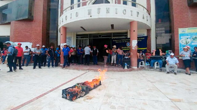 Lambayeque: Queman ataúd frente a municipio de José Leonardo Ortiz