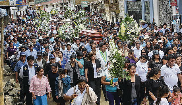Sepultan a los fallecidos en trágico accidente de tránsito en Huancabamba