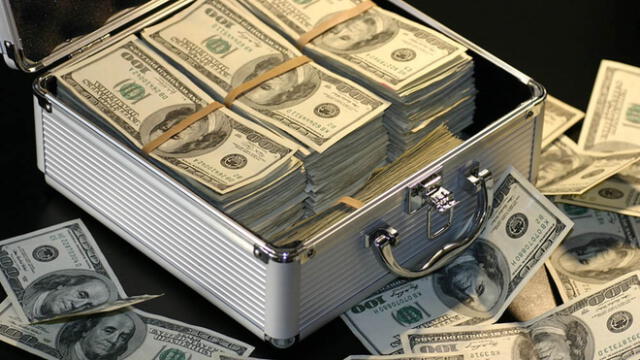 Chile: mujer que entregó $108 millones que encontró en maleta, pide que le devuelvan el dinero